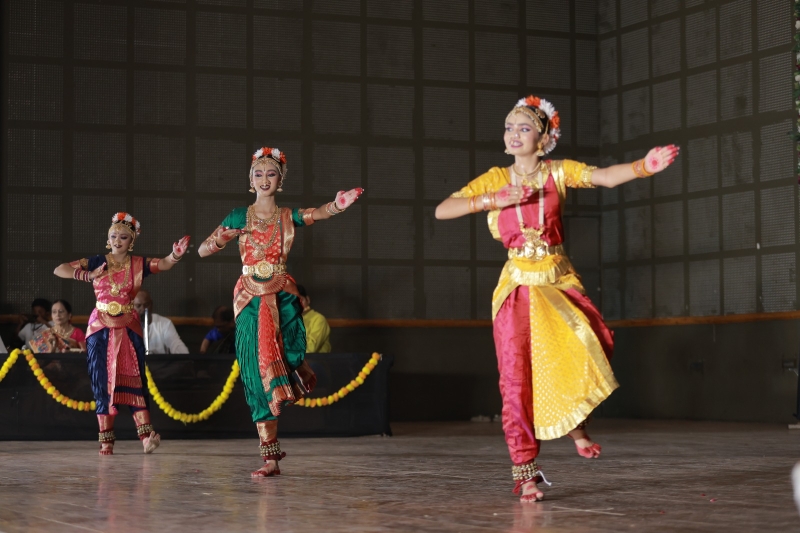 અંકલેશ્વર ખાતે ધાર્મી , પરિધિ અને સ્વરા દ્વારા  ભરતનાટ્યમનો આરંગેત્રમ યોજાઈ ગયો 